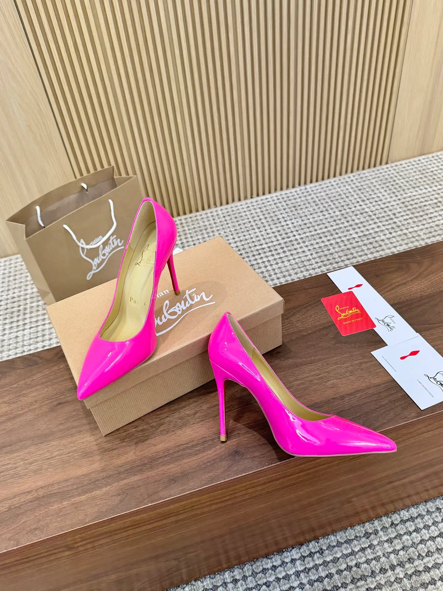 👟👟Ex-factory price 440👟👟 Genuine leather sole +40 Year-round shipment💝Christian Louboutin CL👠 Classic "💎Cow Patent Leather💎Series" noble and luxurious, real blingbling✨ Real materials, all customized by the pattern maker, and the materials are made of original customized materials, achieving the taste of the original 6 color options💍 Upper: Imported 👉Cow patent leather💪 Lining: Sheepskin foot pad/lining Size: 34-40.41.42 Heel height: 10.5cm and 8.5cm two options Leather sole Rubber sole